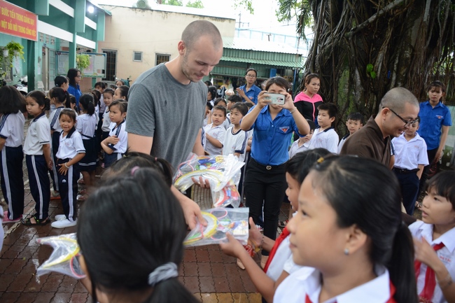 Giving gift portions to pupils on the occasion of Mid-Autumn Festival